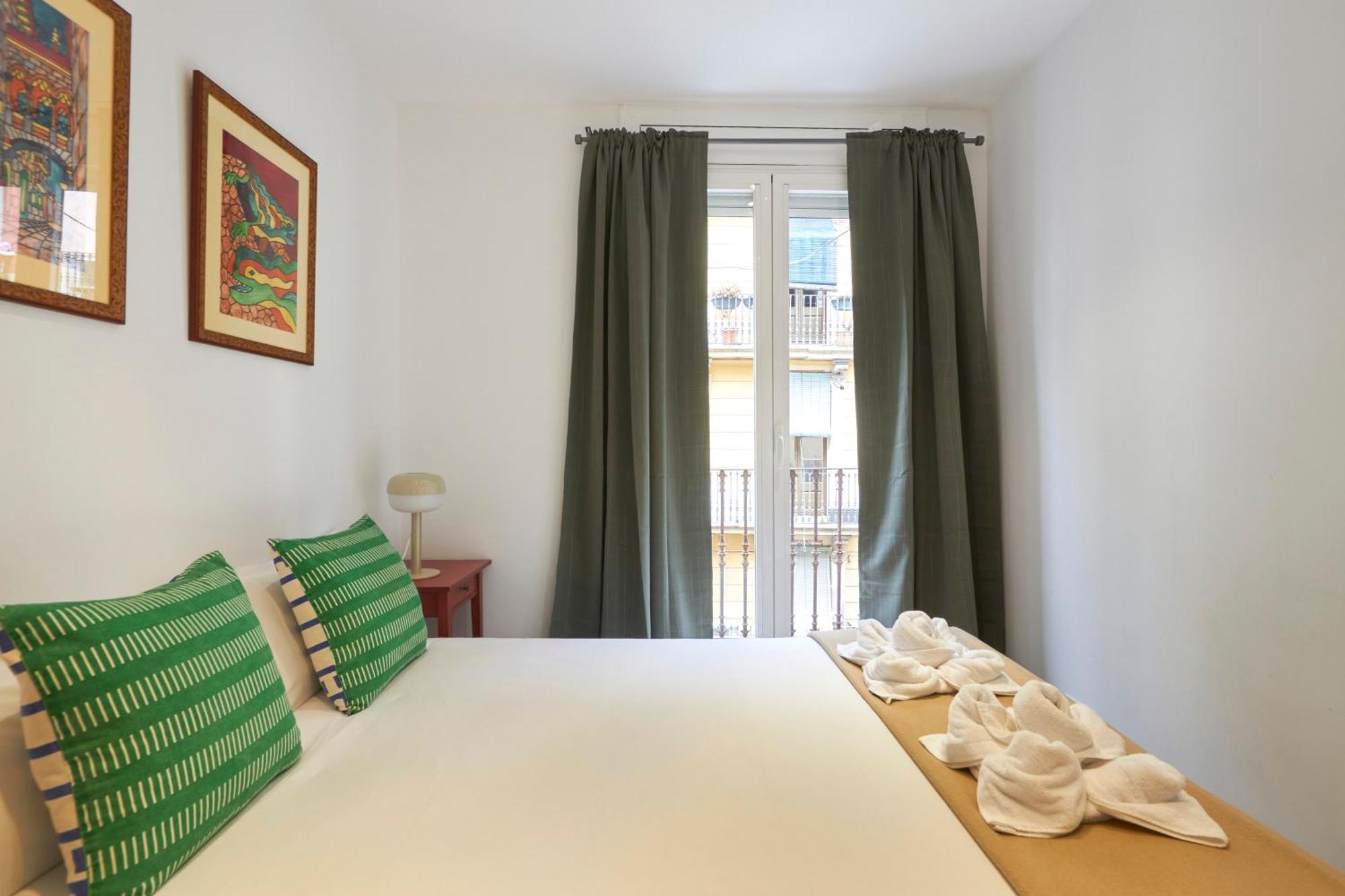 64 Apartment In A Typical Barcelona'S Old Building Exterior foto